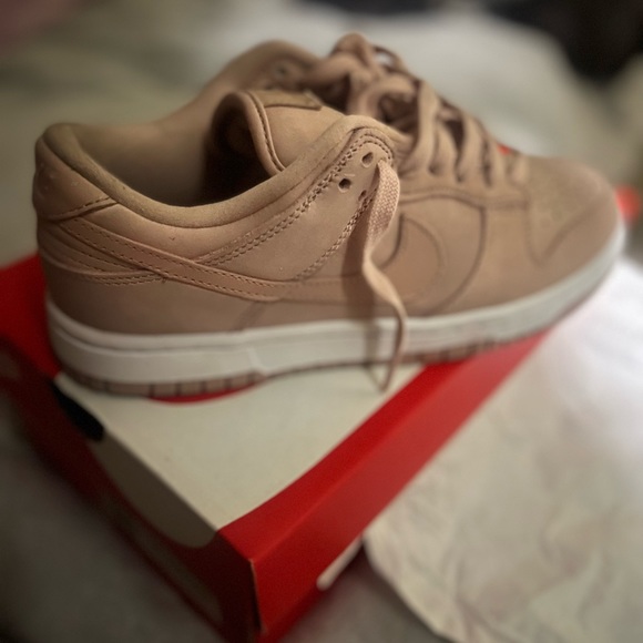 Shoe:Women dunks low - Picture 1 of 3